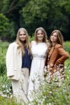 Den Haag 7 juni 2024
Fotouurte met de koninklijke familie op Huis ten Bosch .
Aanwezig Koning Willem Alexander Koningin Maxima Prinses Amalia Prinses Alexia Prinses Ariane en hun hondje Rambo.