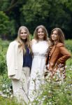 Den Haag 7 juni 2024
Fotouurte met de koninklijke familie op Huis ten Bosch .
Aanwezig Koning Willem Alexander Koningin Maxima Prinses Amalia Prinses Alexia Prinses Ariane en hun hondje Rambo.