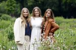 Den Haag 7 juni 2024
Fotouurte met de koninklijke familie op Huis ten Bosch .
Aanwezig Koning Willem Alexander Koningin Maxima Prinses Amalia Prinses Alexia Prinses Ariane en hun hondje Rambo.