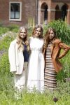 Den Haag 7 juni 2024
Fotouurte met de koninklijke familie op Huis ten Bosch .
Aanwezig Koning Willem Alexander Koningin Maxima Prinses Amalia Prinses Alexia Prinses Ariane en hun hondje Rambo.