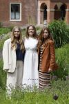 Den Haag 7 juni 2024
Fotouurte met de koninklijke familie op Huis ten Bosch .
Aanwezig Koning Willem Alexander Koningin Maxima Prinses Amalia Prinses Alexia Prinses Ariane en hun hondje Rambo.