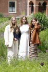 Den Haag 7 juni 2024
Fotouurte met de koninklijke familie op Huis ten Bosch .
Aanwezig Koning Willem Alexander Koningin Maxima Prinses Amalia Prinses Alexia Prinses Ariane en hun hondje Rambo.