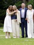 Den Haag 7 juni 2024
Fotouurte met de koninklijke familie op Huis ten Bosch .
Aanwezig Koning Willem Alexander Koningin Maxima Prinses Amalia Prinses Alexia Prinses Ariane en hun hondje Rambo.