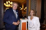 Den Haag 13 juni 2024
Prinses Margarita en Cees Wijburg arriveren bij Hotel des Indes voor de nationale veteranendag. Prinses Margarita maakte een bronzen beeld met een hand en een Anjer