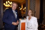 Den Haag 13 juni 2024
Prinses Margarita en Cees Wijburg arriveren bij Hotel des Indes voor de nationale veteranendag. Prinses Margarita maakte een bronzen beeld met een hand en een Anjer