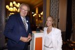 Den Haag 13 juni 2024
Prinses Margarita en Cees Wijburg arriveren bij Hotel des Indes voor de nationale veteranendag. Prinses Margarita maakte een bronzen beeld met een hand en een Anjer