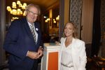 Den Haag 13 juni 2024
Prinses Margarita en Cees Wijburg arriveren bij Hotel des Indes voor de nationale veteranendag. Prinses Margarita maakte een bronzen beeld met een hand en een Anjer