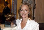 Den Haag 13 juni 2024
Prinses Margarita en Cees Wijburg arriveren bij Hotel des Indes voor de nationale veteranendag. Prinses Margarita maakte een bronzen beeld met een hand en een Anjer