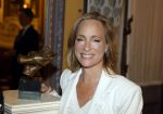 Den Haag 13 juni 2024
Prinses Margarita en Cees Wijburg arriveren bij Hotel des Indes voor de nationale veteranendag. Prinses Margarita maakte een bronzen beeld met een hand en een Anjer