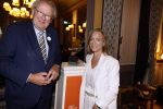 Den Haag 13 juni 2024
Prinses Margarita en Cees Wijburg arriveren bij Hotel des Indes voor de nationale veteranendag. Prinses Margarita maakte een bronzen beeld met een hand en een Anjer