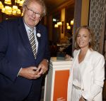 Den Haag 13 juni 2024
Prinses Margarita en Cees Wijburg arriveren bij Hotel des Indes voor de nationale veteranendag. Prinses Margarita maakte een bronzen beeld met een hand en een Anjer