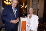 Den Haag 13 juni 2024
Prinses Margarita en Cees Wijburg arriveren bij Hotel des Indes voor de nationale veteranendag. Prinses Margarita maakte een bronzen beeld met een hand en een Anjer