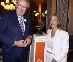 Den Haag 13 juni 2024
Prinses Margarita en Cees Wijburg arriveren bij Hotel des Indes voor de nationale veteranendag. Prinses Margarita maakte een bronzen beeld met een hand en een Anjer