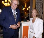 Den Haag 13 juni 2024
Prinses Margarita en Cees Wijburg arriveren bij Hotel des Indes voor de nationale veteranendag. Prinses Margarita maakte een bronzen beeld met een hand en een Anjer
