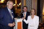 Den Haag 13 juni 2024
Prinses Margarita en Cees Wijburg arriveren bij Hotel des Indes voor de nationale veteranendag. Prinses Margarita maakte een bronzen beeld met een hand en een Anjer