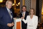 Den Haag 13 juni 2024
Prinses Margarita en Cees Wijburg arriveren bij Hotel des Indes voor de nationale veteranendag. Prinses Margarita maakte een bronzen beeld met een hand en een Anjer
