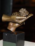 Den Haag 13 juni 2024
Prinses Margarita en Cees Wijburg arriveren bij Hotel des Indes voor de nationale veteranendag. Prinses Margarita maakte een bronzen beeld met een hand en een Anjer