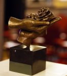 Den Haag 13 juni 2024
Prinses Margarita en Cees Wijburg arriveren bij Hotel des Indes voor de nationale veteranendag. Prinses Margarita maakte een bronzen beeld met een hand en een Anjer
