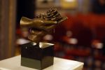 Den Haag 13 juni 2024
Prinses Margarita en Cees Wijburg arriveren bij Hotel des Indes voor de nationale veteranendag. Prinses Margarita maakte een bronzen beeld met een hand en een Anjer