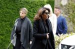 Rotterdam 14 juni 2024 
Begrafenis en besloten kring van Jan v Galen de vader van Rachel Hazes op begraafplaats Hofwijk in de witte kapel. Aanwezig beste vrienden Jaqueline Laats Jeanine Heruer Joop Kruis Ricardo Klaverdijk en Loes v Katwijk