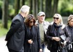 Rotterdam 14 juni 2024 
Begrafenis en besloten kring van Jan v Galen de vader van Rachel Hazes op begraafplaats Hofwijk in de witte kapel. Aanwezig beste vrienden Jaqueline Laats Jeanine Heruer Joop Kruis Ricardo Klaverdijk en Loes v Katwijk