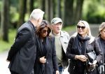 Rotterdam 14 juni 2024 
Begrafenis en besloten kring van Jan v Galen de vader van Rachel Hazes op begraafplaats Hofwijk in de witte kapel. Aanwezig beste vrienden Jaqueline Laats Jeanine Heruer Joop Kruis Ricardo Klaverdijk en Loes v Katwijk