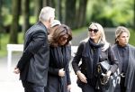 Rotterdam 14 juni 2024 
Begrafenis en besloten kring van Jan v Galen de vader van Rachel Hazes op begraafplaats Hofwijk in de witte kapel. Aanwezig beste vrienden Jaqueline Laats Jeanine Heruer Joop Kruis Ricardo Klaverdijk en Loes v Katwijk