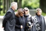 Rotterdam 14 juni 2024 
Begrafenis en besloten kring van Jan v Galen de vader van Rachel Hazes op begraafplaats Hofwijk in de witte kapel. Aanwezig beste vrienden Jaqueline Laats Jeanine Heruer Joop Kruis Ricardo Klaverdijk en Loes v Katwijk