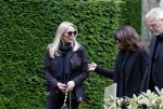Rotterdam 14 juni 2024 
Begrafenis en besloten kring van Jan v Galen de vader van Rachel Hazes op begraafplaats Hofwijk in de witte kapel. Aanwezig beste vrienden Jaqueline Laats Jeanine Heruer Joop Kruis Ricardo Klaverdijk en Loes v Katwijk