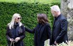 Rotterdam 14 juni 2024 
Begrafenis en besloten kring van Jan v Galen de vader van Rachel Hazes op begraafplaats Hofwijk in de witte kapel. Aanwezig beste vrienden Jaqueline Laats Jeanine Heruer Joop Kruis Ricardo Klaverdijk en Loes v Katwijk