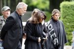 Rotterdam 14 juni 2024 
Begrafenis en besloten kring van Jan v Galen de vader van Rachel Hazes op begraafplaats Hofwijk in de witte kapel. Aanwezig beste vrienden Jaqueline Laats Jeanine Heruer Joop Kruis Ricardo Klaverdijk en Loes v Katwijk