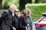 Rotterdam 14 juni 2024 
Begrafenis en besloten kring van Jan v Galen de vader van Rachel Hazes op begraafplaats Hofwijk in de witte kapel. Aanwezig beste vrienden Jaqueline Laats Jeanine Heruer Joop Kruis Ricardo Klaverdijk en Loes v Katwijk