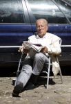 Amsterdam 28 juni 2024
Theo Hiddema zit midden op straat in het zonnetje met een kopje Koffie zijn krantje te lezen
