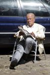 Amsterdam 28 juni 2024
Theo Hiddema zit midden op straat in het zonnetje met een kopje Koffie zijn krantje te lezen