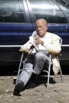 Amsterdam 28 juni 2024
Theo Hiddema zit midden op straat in het zonnetje met een kopje Koffie zijn krantje te lezen