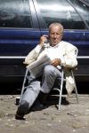 Amsterdam 28 juni 2024
Theo Hiddema zit midden op straat in het zonnetje met een kopje Koffie zijn krantje te lezen