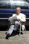 Amsterdam 28 juni 2024
Theo Hiddema zit midden op straat in het zonnetje met een kopje Koffie zijn krantje te lezen