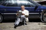 Amsterdam 28 juni 2024
Theo Hiddema zit midden op straat in het zonnetje met een kopje Koffie zijn krantje te lezen