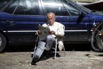 Amsterdam 28 juni 2024
Theo Hiddema zit midden op straat in het zonnetje met een kopje Koffie zijn krantje te lezen