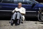 Amsterdam 28 juni 2024
Theo Hiddema zit midden op straat in het zonnetje met een kopje Koffie zijn krantje te lezen
