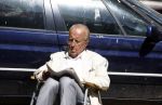 Amsterdam 28 juni 2024
Theo Hiddema zit midden op straat in het zonnetje met een kopje Koffie zijn krantje te lezen