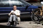 Amsterdam 28 juni 2024
Theo Hiddema zit midden op straat in het zonnetje met een kopje Koffie zijn krantje te lezen