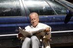 Amsterdam 28 juni 2024
Theo Hiddema zit midden op straat in het zonnetje met een kopje Koffie zijn krantje te lezen