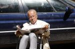 Amsterdam 28 juni 2024
Theo Hiddema zit midden op straat in het zonnetje met een kopje Koffie zijn krantje te lezen