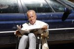 Amsterdam 28 juni 2024
Theo Hiddema zit midden op straat in het zonnetje met een kopje Koffie zijn krantje te lezen