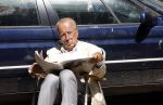 Amsterdam 28 juni 2024
Theo Hiddema zit midden op straat in het zonnetje met een kopje Koffie zijn krantje te lezen
