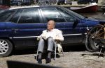 Amsterdam 28 juni 2024
Theo Hiddema zit midden op straat in het zonnetje met een kopje Koffie zijn krantje te lezen