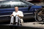 Amsterdam 28 juni 2024
Theo Hiddema zit midden op straat in het zonnetje met een kopje Koffie zijn krantje te lezen