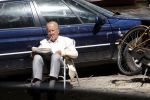 Amsterdam 28 juni 2024
Theo Hiddema zit midden op straat in het zonnetje met een kopje Koffie zijn krantje te lezen