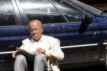 Amsterdam 28 juni 2024
Theo Hiddema zit midden op straat in het zonnetje met een kopje Koffie zijn krantje te lezen